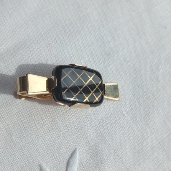 Speigel gold tone tie clip black glass cut stone gold hatching design art deco - Picture 3 of 4